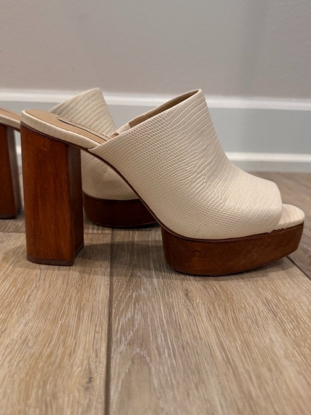 Antonio Melani Cream Reptile Leather Platform Mule Heels 7.5